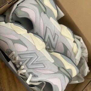 Barely worn New Balance 9060 size man 8.5 runs big will fit a size 9 perfect